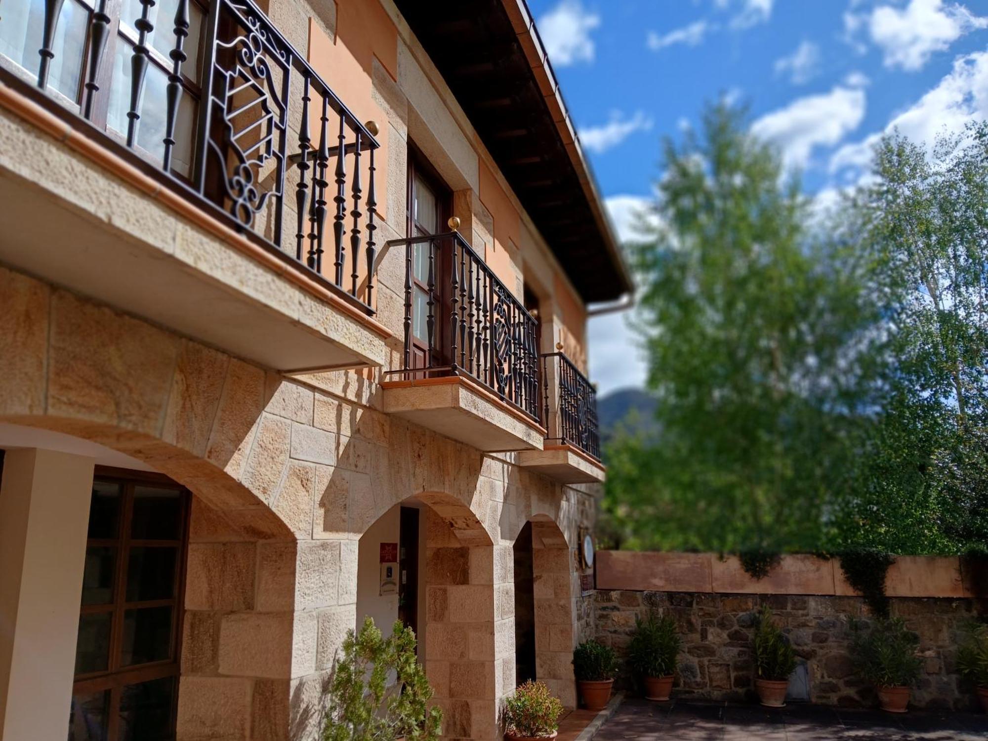 Picos De Europa Suites And Rooms Turieno Exterior photo